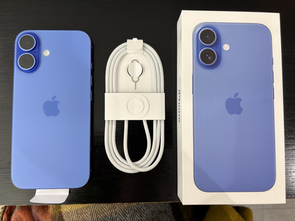 iPhone16 箱と本体とコード