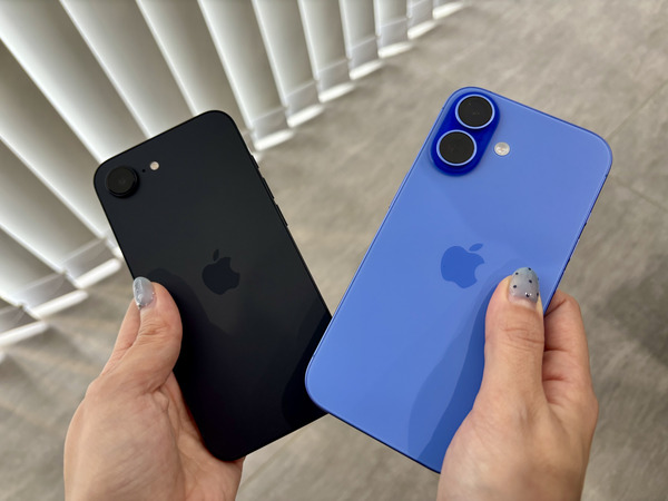 iPhone16eとiPhone 16.両手持ち2