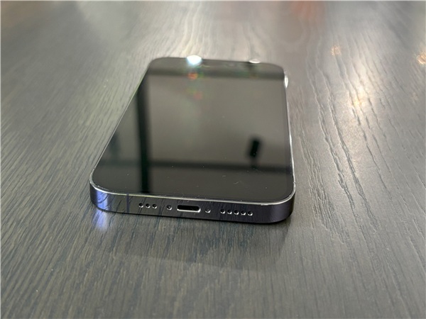 iPhone14 Pro レビュー iPhone 14 Proの下面