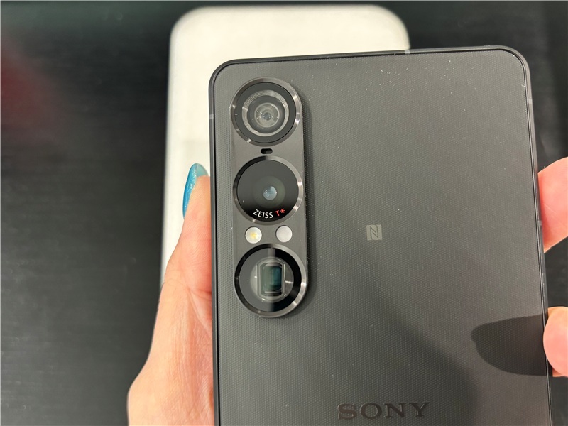 Xperia 1Ⅶレビュー　実機背面に3連カメラ