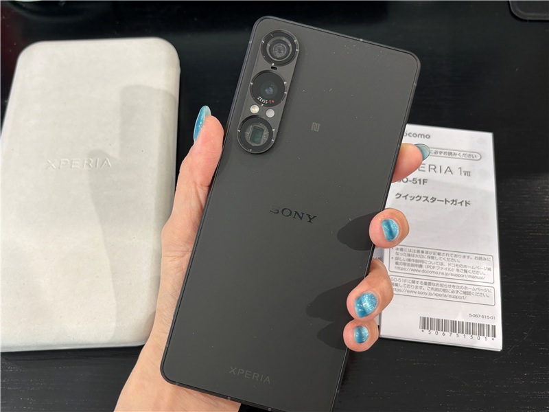 Xperia 1Ⅶレビュー　実機背面にロゴ