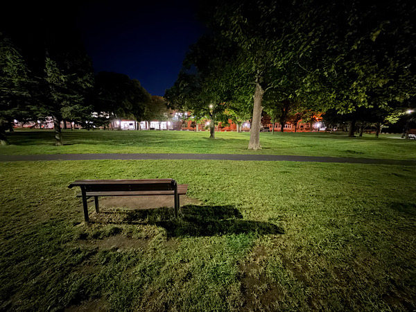 iPhone17-ベンチと公園
