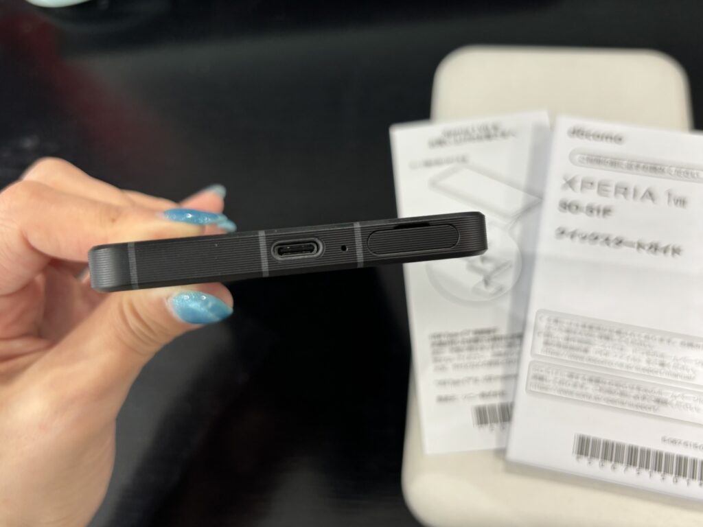 下側面　充電口