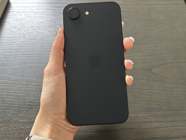 手で持ったiPhone16e