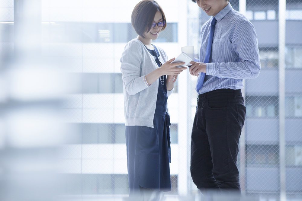 職場で2人になったときに距離を縮める男女