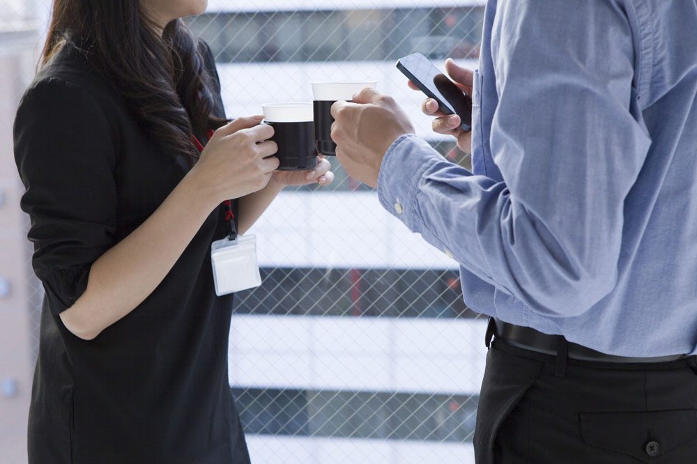 返報性の原理を使って、気になる女性をデートに誘っている男性