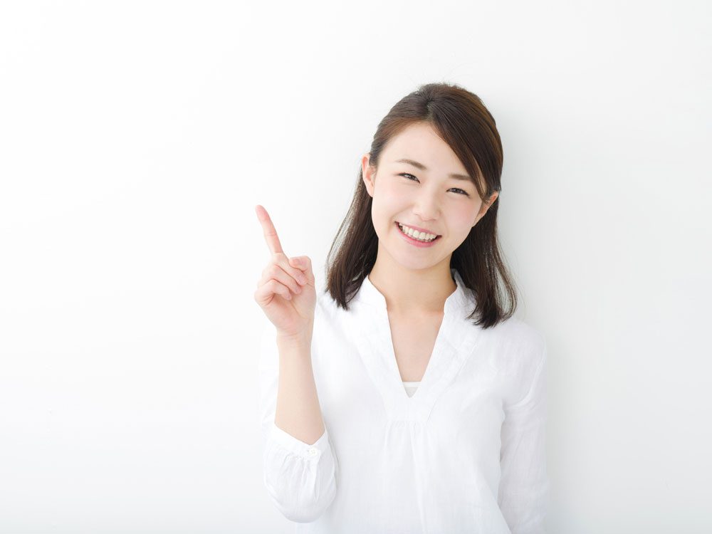 吊り橋効果の注意ポイントについて解説している女性