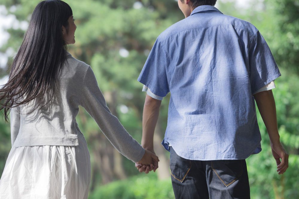 結婚相談所で出会ったカップルがキスをする前に手をつなぐシーン