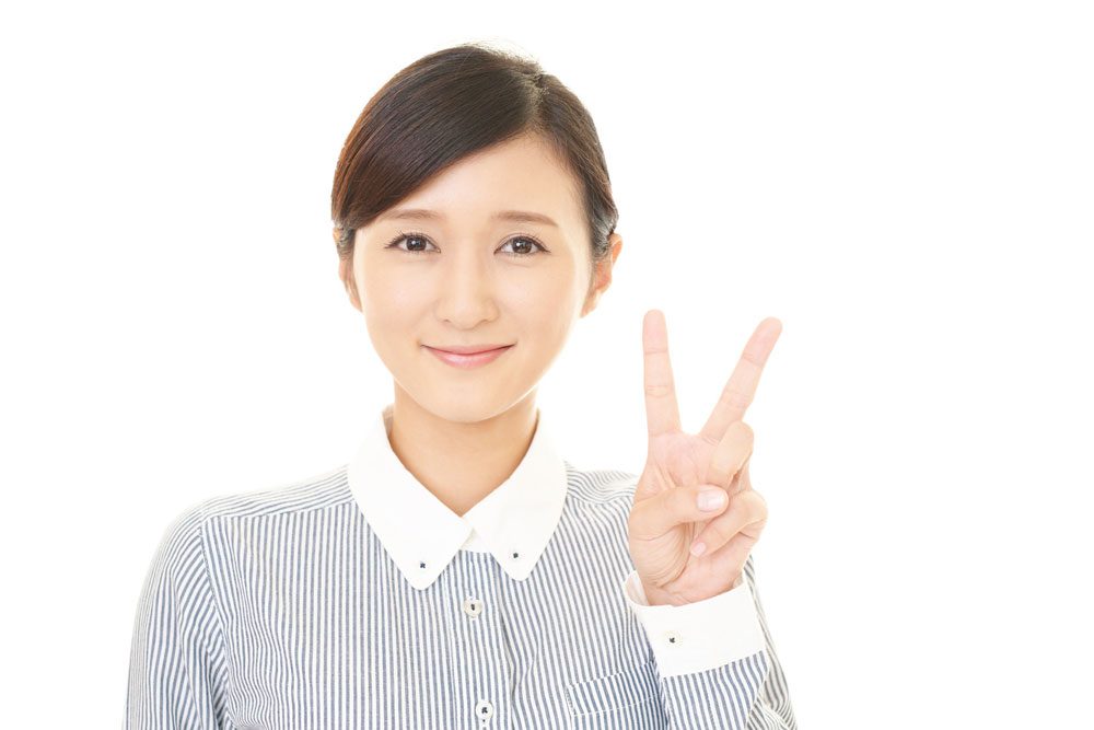 ミラーリングをするときの注意ポイントを紹介する女性