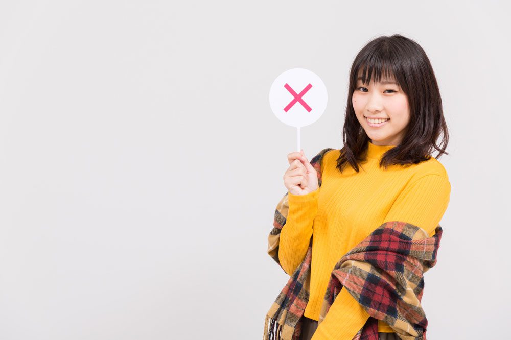 ゲインロス効果を使う上で注意するべきポイントを説明する女性