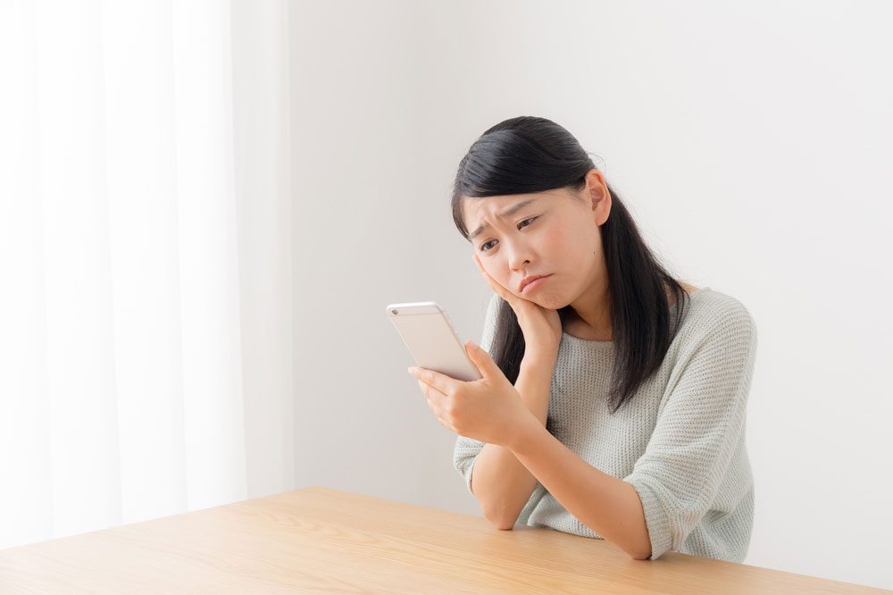 婚活で知り合った男性がストーカーのように連絡してくることに困っている女性