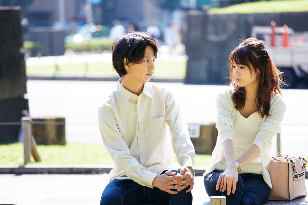 婚活で貯金のことを聞く女性と聞かれた男性