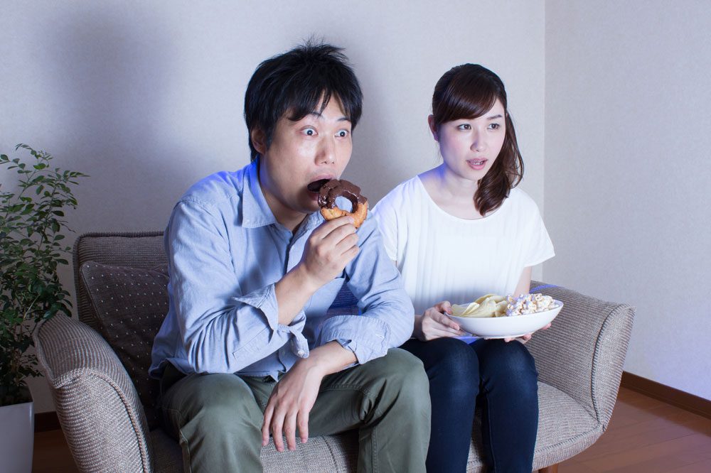 映画を見て吊り橋効果を実践している女性