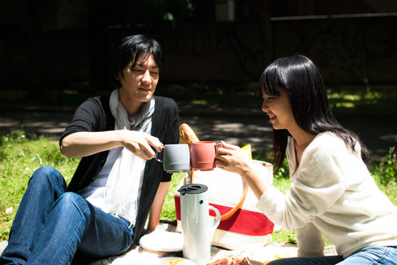 ピクニックをするカップル