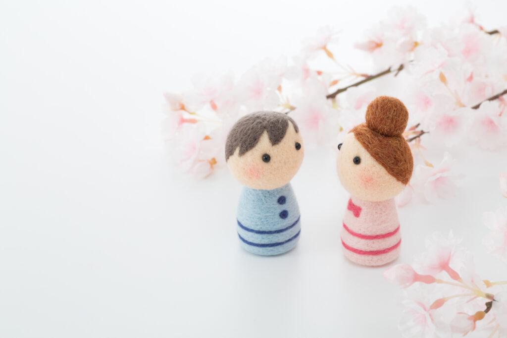 男女の人形と桜
