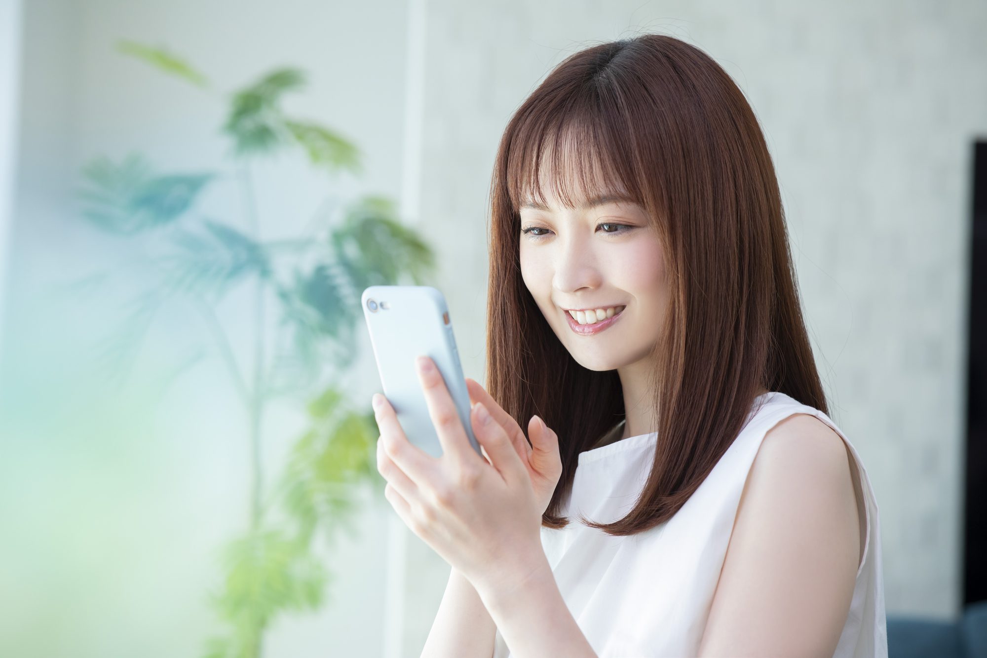 スマホを操作する女性