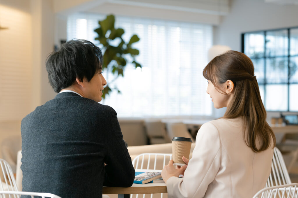 カフェで話す男女