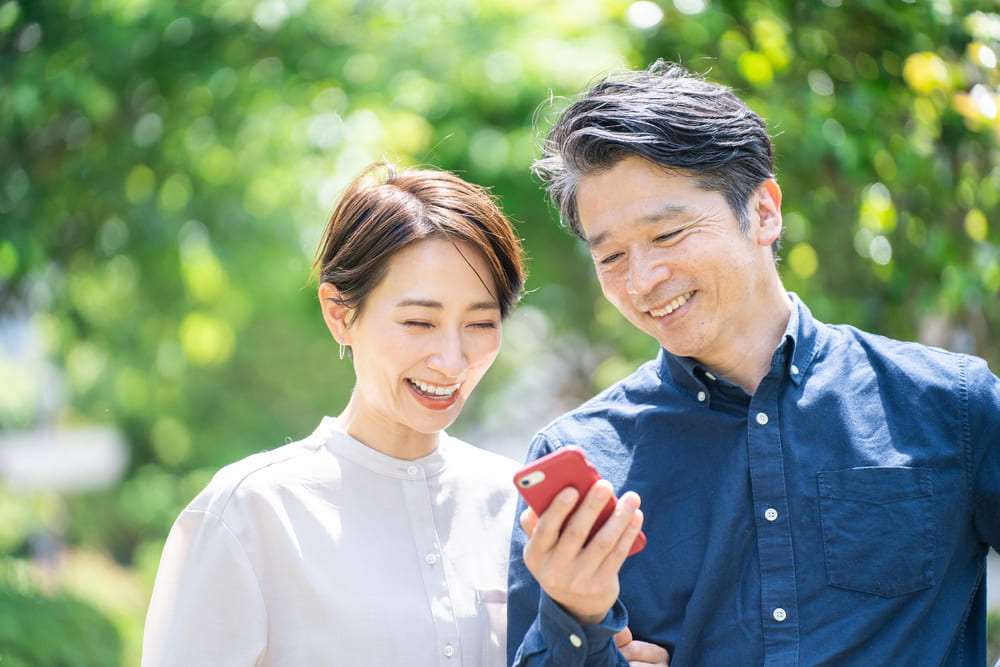 スマホを覗き込むミドル男女