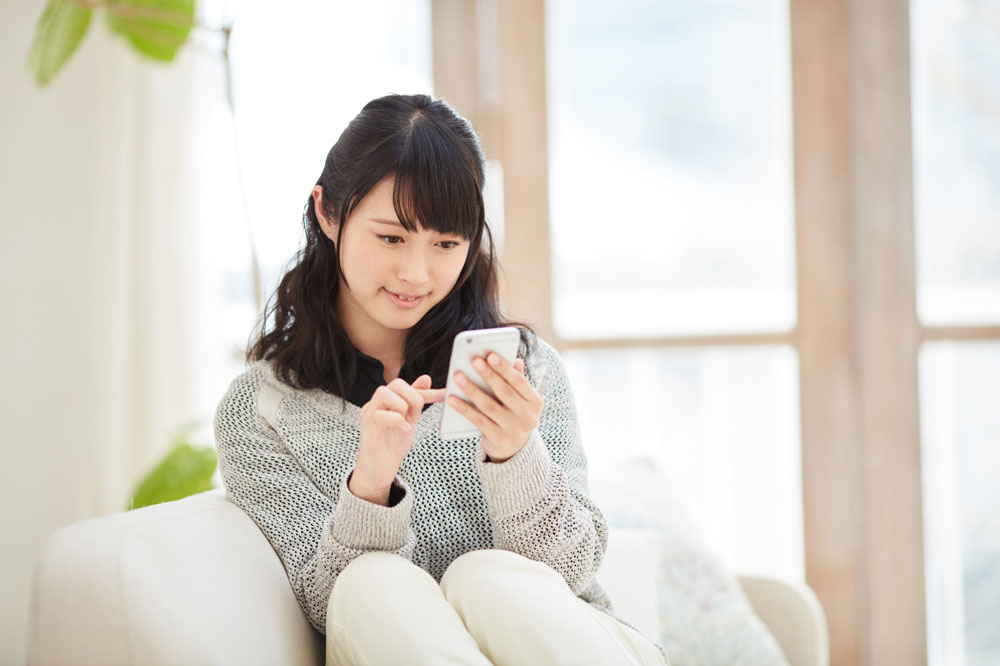 スマホで連絡する女性