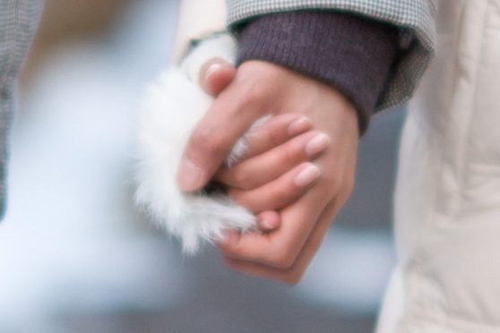 手をつなぎワンナイトへ繰り出す二人