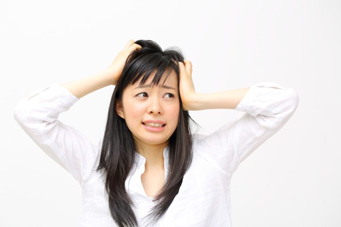 婚活で知り合った男性がストーカーみたいなことをしてくるので困っている女性