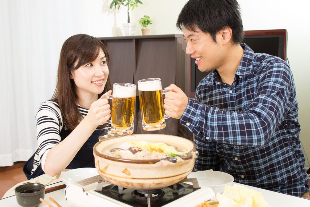 美味しい食事をしながら距離を縮めているカップル