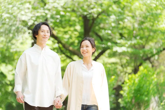 手を繋いでデートするカップル