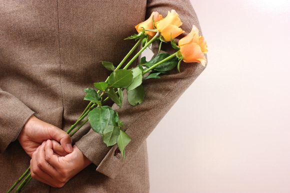 告白しようと花を準備している男性