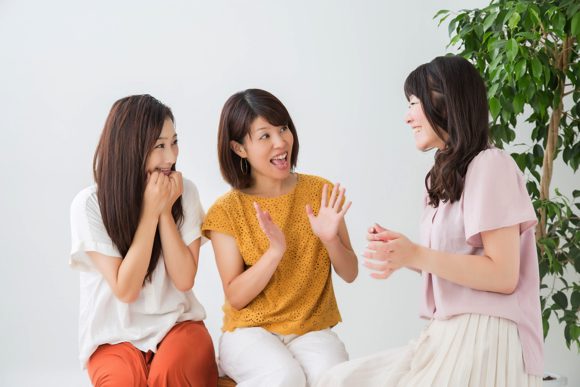 2人の女性にウインザー効果を他手伝ってもらえるようにお願いする女性