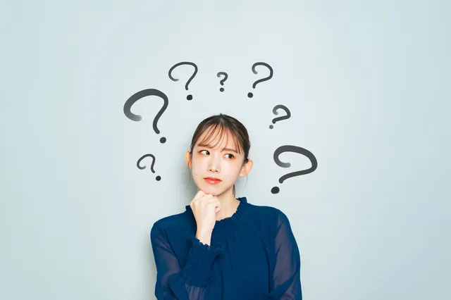 ハテナマークを頭に浮かべる女性