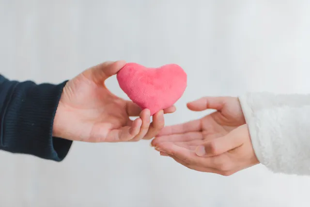 ハートを渡す男性