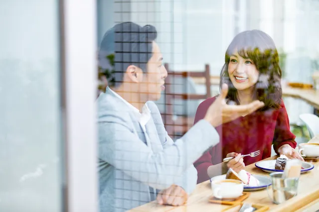 カフェで会話する男女