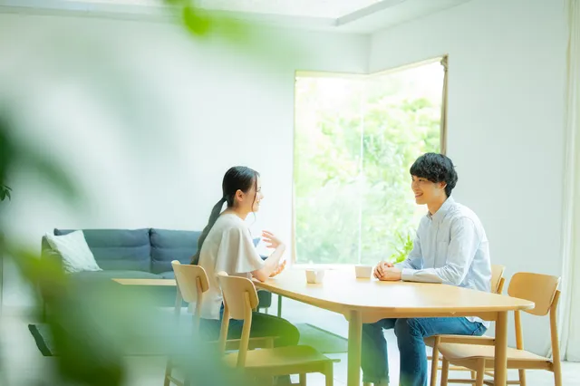 カフェデートするカップル