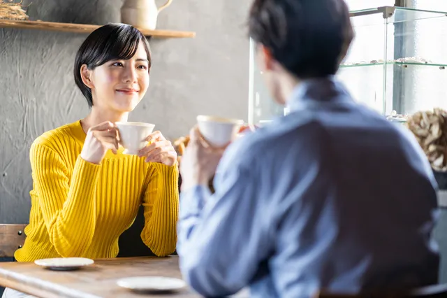 カフェでミラーリングを実践している女性