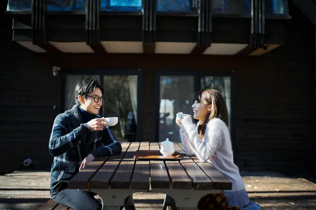 テラスでお茶する男女