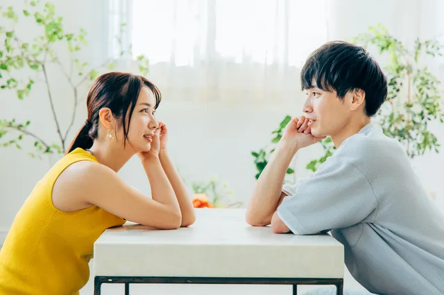 ミラーリングを実践する女性