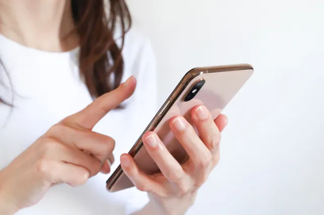 スマホを操作する女性