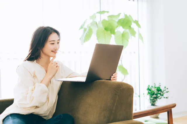 パソコンで調べ物をする女性