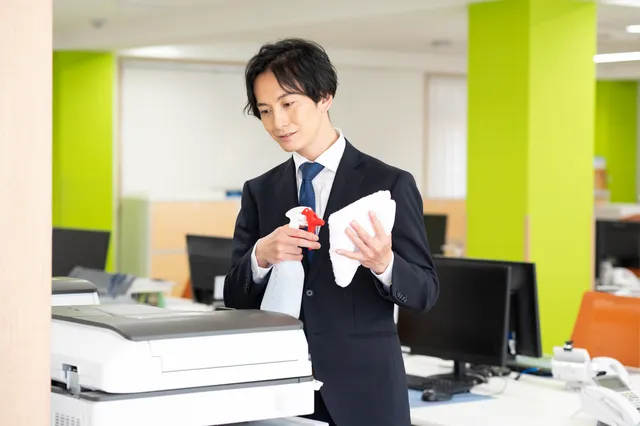 オフィスを掃除する男性