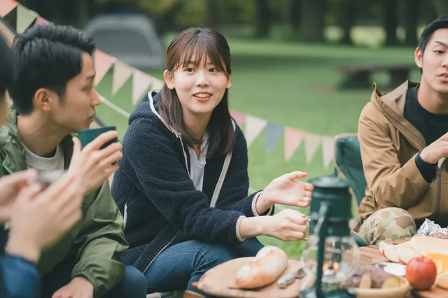 アウトドアを楽しむ男女