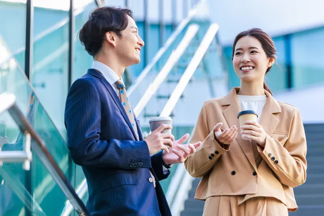 会社で雑談する男女