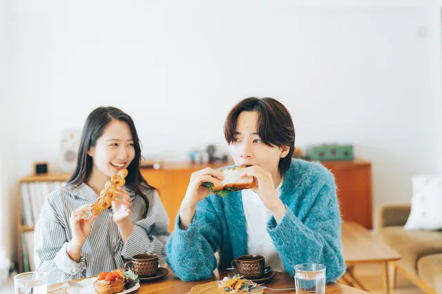 食事デートする男女