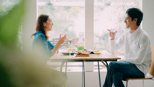 食事デートする男女