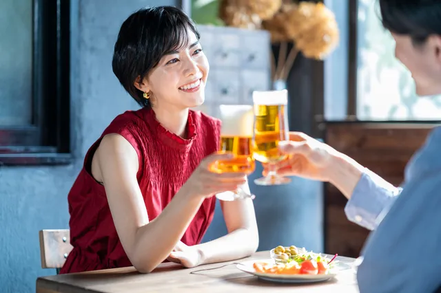 食事デートする男女