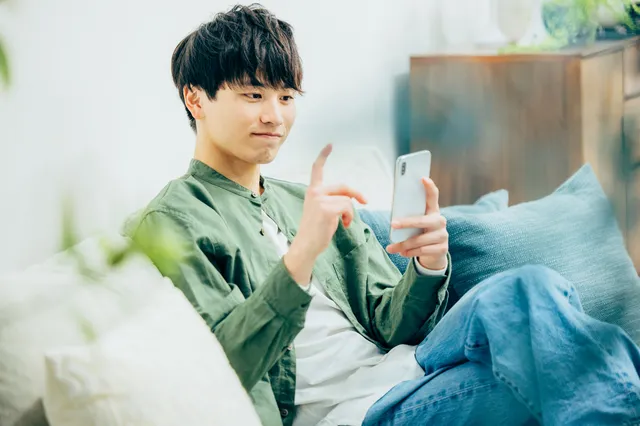スマホを操作する男性