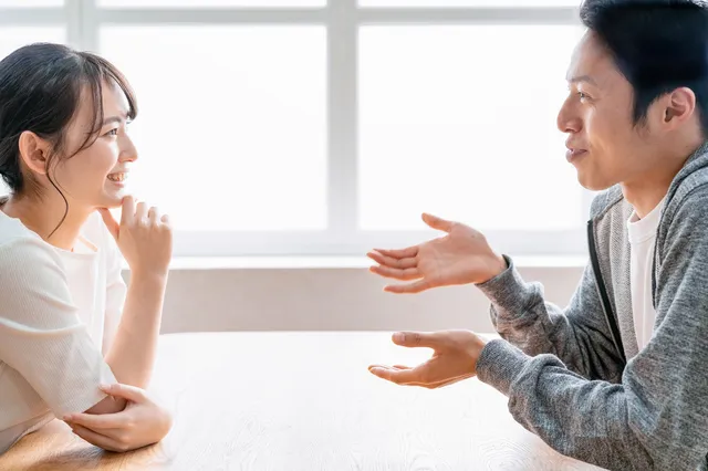 カフェで向かい合って会話する男女