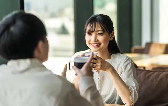 カフェで向かい合って会話する男女