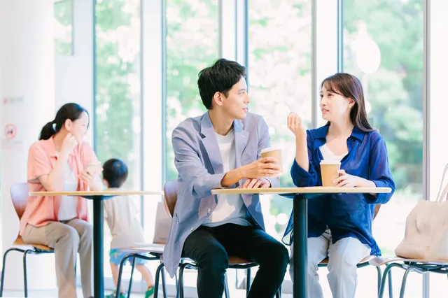 カフェで会話する男女