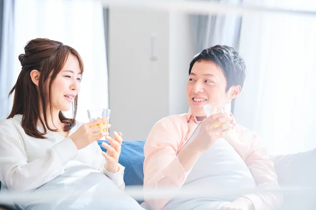 室内で会話する男女