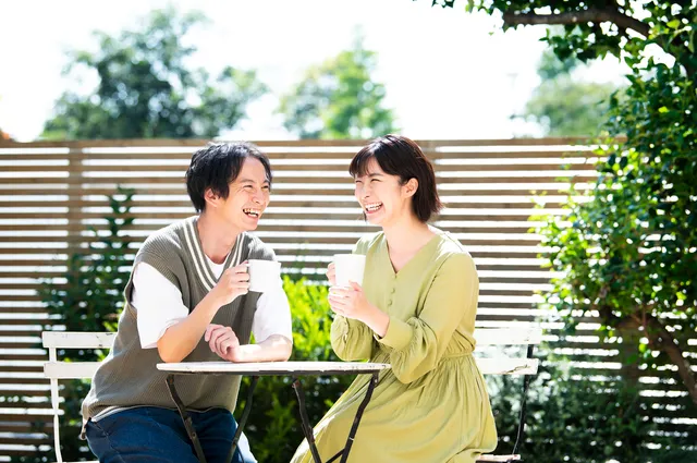 テラスで会話する男女